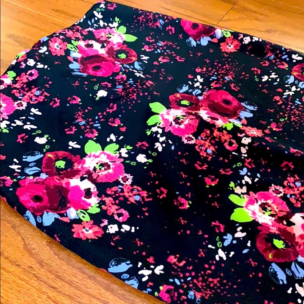 CHARLOTTE RUSSE Black Floral Pencil Skirt